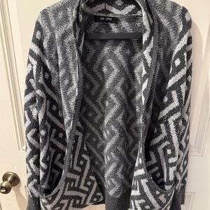 Chloe + Jasmine Women's Gray Patterned Sweater Size L